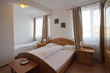Фото номера Улучшенный трехместный номер Гостевой дом Pension Club Montana г. Кымпина 4