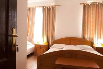 Фото номера Улучшенный трехместный номер Гостевой дом Pension Club Montana г. Кымпина 9