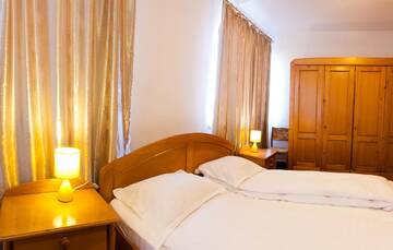 Фото номера Улучшенный трехместный номер Гостевой дом Pension Club Montana г. Кымпина 10